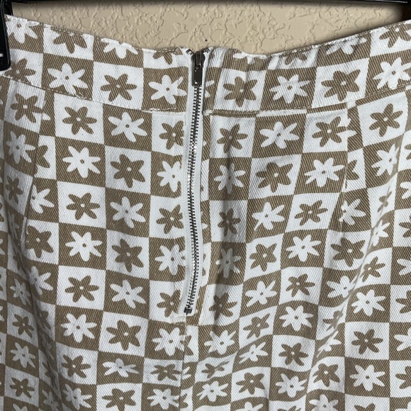 Altard State Womens Small Tan & White Checkered Flower Mini Skirt Zip Back - Picture 6 of 8